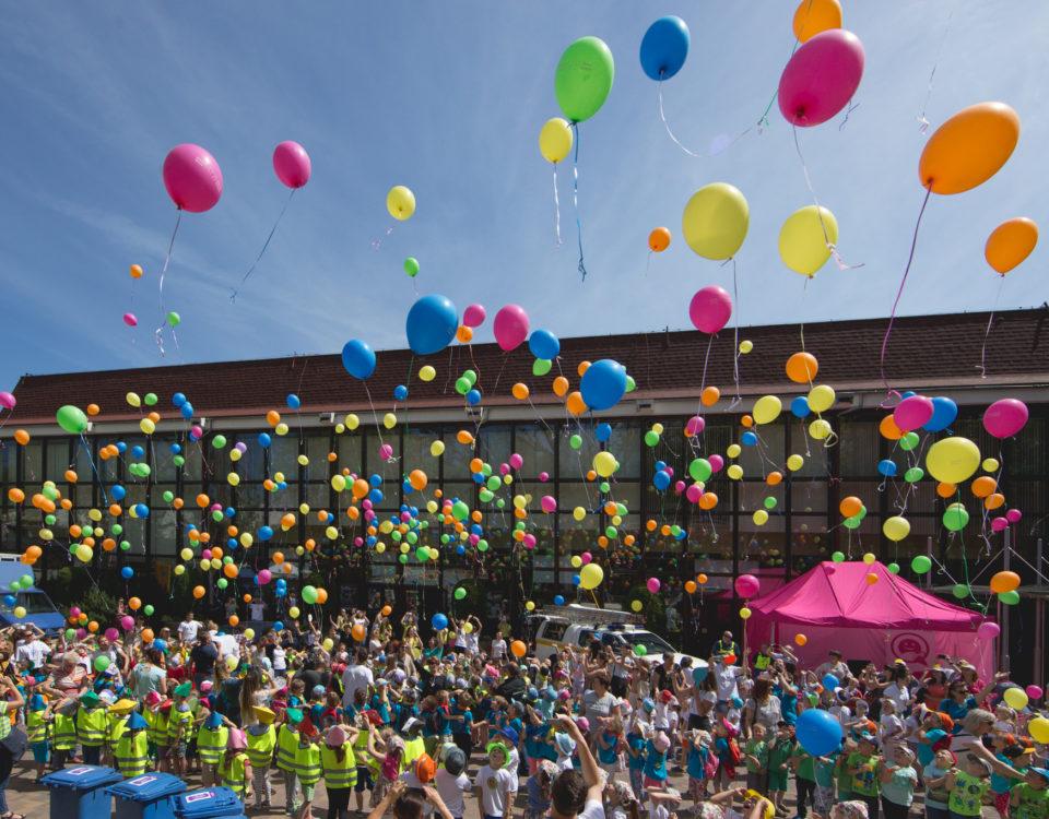 Zdjęcie kolorowych balonów i ludzi